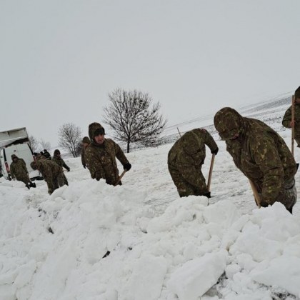 Военни се включиха в разчистването на снега по пътищата