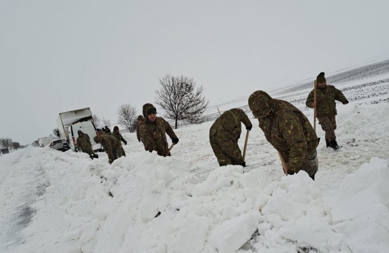 Военни се включиха в разчистването на снега по пътищата