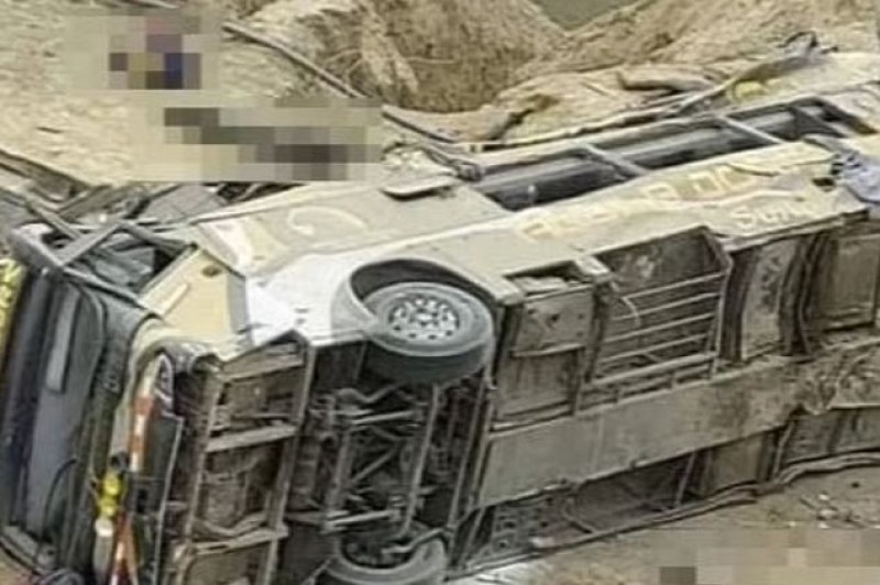 Автобус падна в пропаст, загинаха 24 души