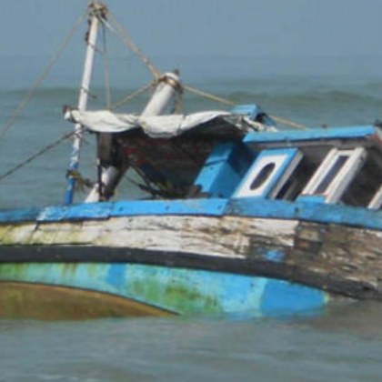 Десет деца загинаха след като лодката им се преобърна и