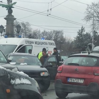 Катастрофа затруднява движението в центъра на София На място са пристигнали