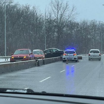 Произшествие! Кола се качи на бетонна преграда СНИМКА