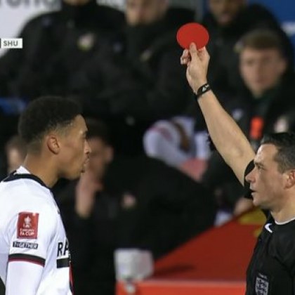 Показаха кръгъл червен картон за FA Cup, кога се прави това?