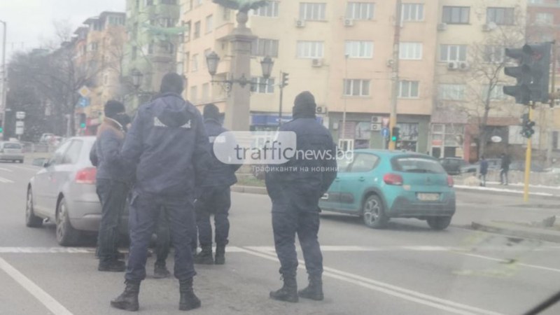 Зрелищна полицейски акция тече в центъра на София. В района