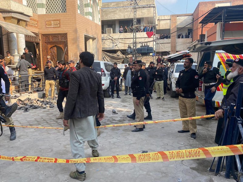 Атентатор самоубиец атакува джамия в Пешавар, Пакистан. Атаката е една