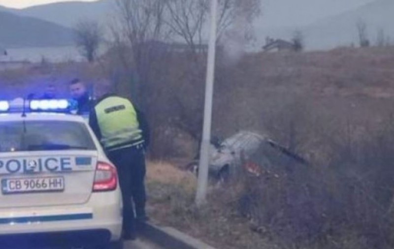 Кола изхвърча в крайпътна нива, жена е с фрактури