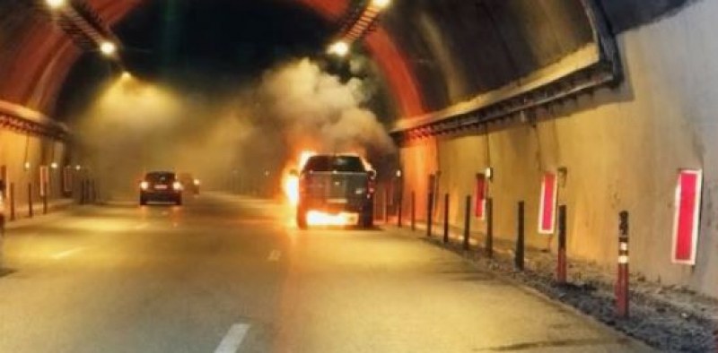 Кола е запалила тази сутрин в тунела Витиня“. Кадри от 