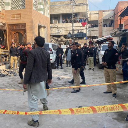 Атентатор самоубиец атакува джамия в Пешавар Пакистан Атаката е една