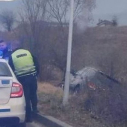 Кола изхвърча в крайпътна нива, жена е с фрактури
