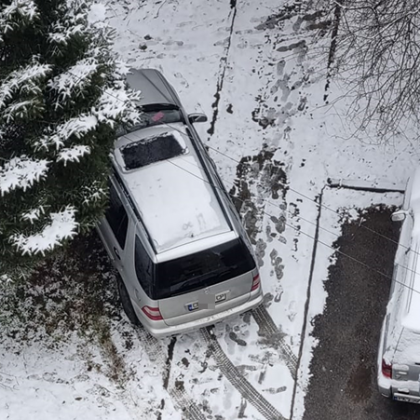 Шофьор реши да паркира колата си в градинка в Перник