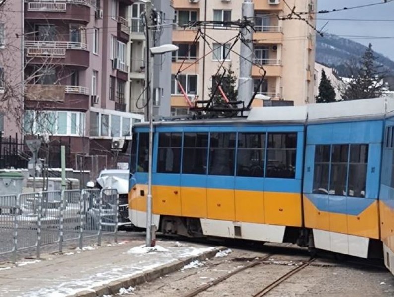Поредна катастрофа между кола и трамвай в София.Произшествието е станало