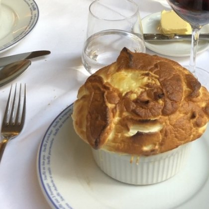 В автобиографията си Агата Кристи автор на много детективски романи