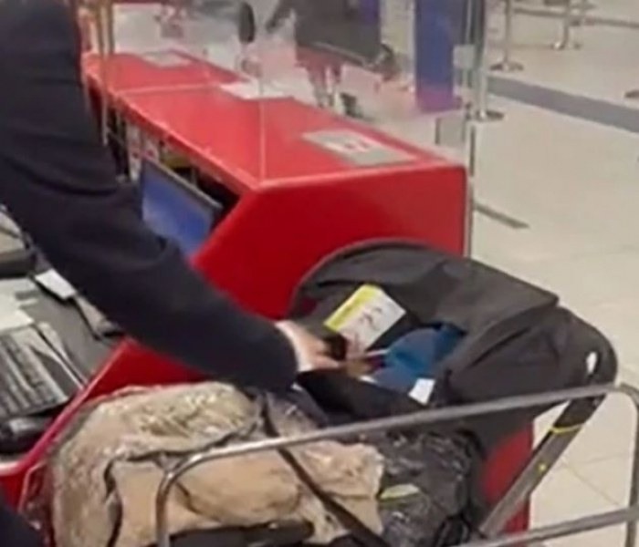 Родители не платиха билет за бебето си, оставиха го на летище ВИДЕО