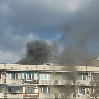 Пожар горя в блок във Варна Огънят е пламнал в