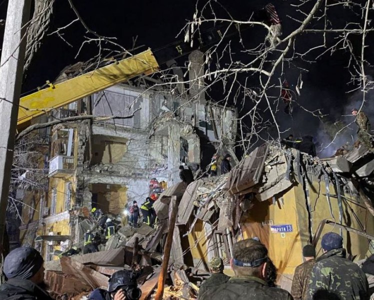 Ракета разруши жилищна сграда в Краматорск, има загинали