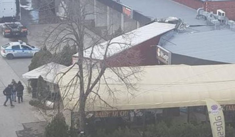 Камион се вряза в автомивка СНИМКА
