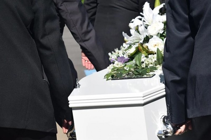 Мъж инсценира смъртта си, за да види колко хора ще дойдат на погребението му