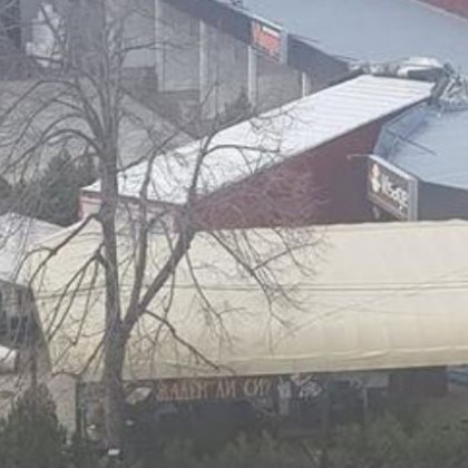 Камион се е врязал в автомивка съобщават очевидци в мрежата Инцидентът