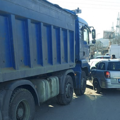Денят в столицата започва с инциденти Камион се е забил странично
