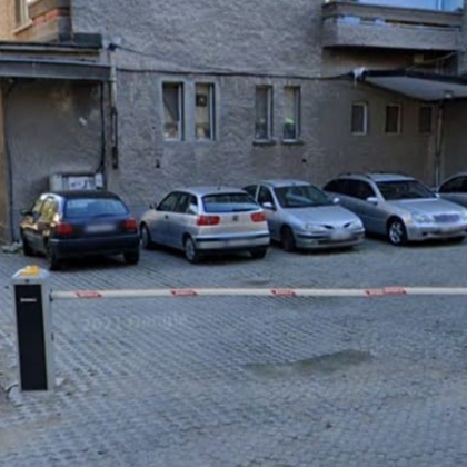 Пространство пред блок в Стара Загора се превърна в частен паркинг