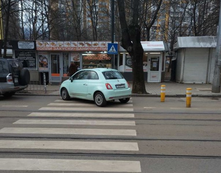Водач с малка кола спретна 