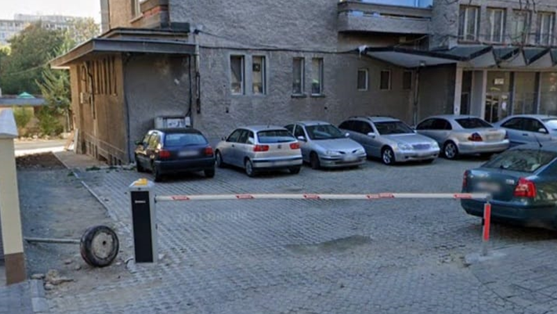 Пространство пред блок в Стара Загора се превърна в частен паркинг.Живущи