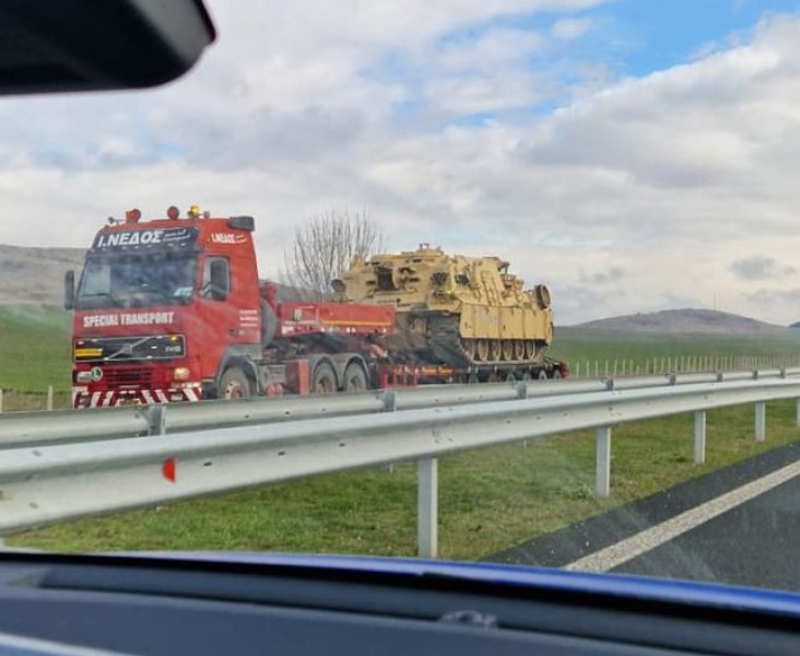 Тежка военна техника изуми пътуващи по магистрала Тракия“. Танкове се