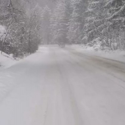 Обилен сняг вали на прохода Шипка Пътят е проходим при