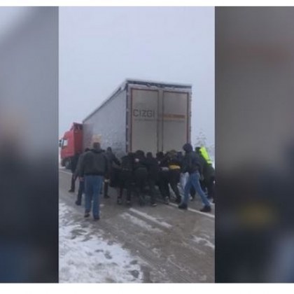 Сръбски шофьори помогнаха на българския тираджия на пътя край Ужице