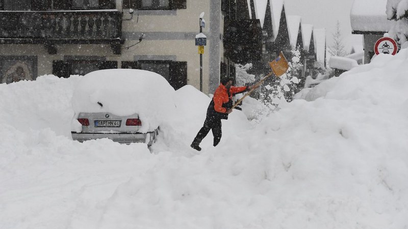 Снежна буря взе жертви в Полша, извънредно положение в Словакия и Чехия