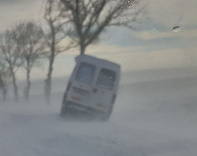 Услужнена е пътната обстановка в страната заради снеговалежите.Бус заседнал в