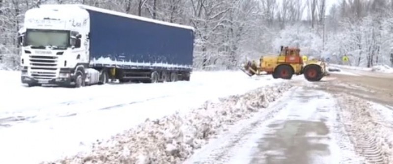 Камиони закъсаха на Е-79. Пътната обстанаовка във Врачанско е усложнена
