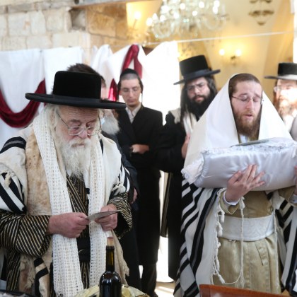 64 годишен мохел изпълняващ обряда обрязване от район Амаким в Израел беше