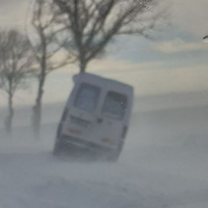 Услужнена е пътната обстановка в страната заради снеговалежите Бус заседнал в