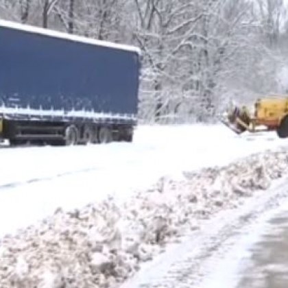 Камиони закъсаха на Е 79 Пътната обстанаовка във Врачанско е усложнена