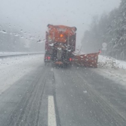 Зимна е обстановка в страната На прохода Шипка натрупа сериозна