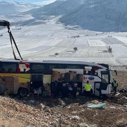 Тежък инцидент в Турция Пътнически автобус се обърна в Афионкарахисар