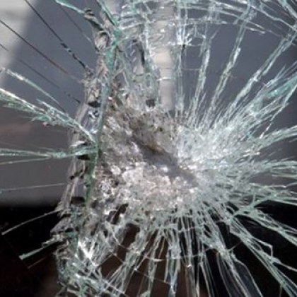 Стъклото нa Македонския клуб в Благоевград е било счупено снощи