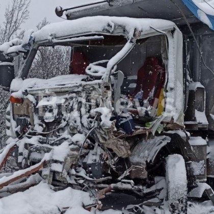 Шофьор на опесъчителен камион загина след жесток сблъсък с ТИР
