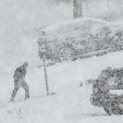 Снегът остави без електричество абонати в 10-ина населени места от