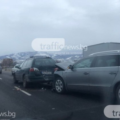 Четири автомобила са катастрофирали верижно на Околовръстното шосе на Пловдив