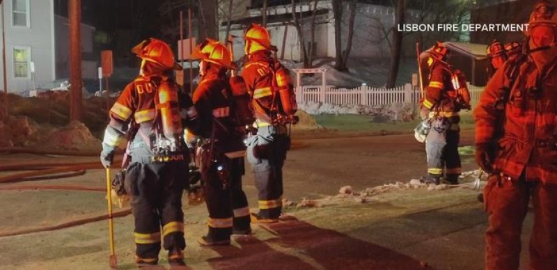 Пожар избухна в жилищен блок, има жертви и ранени