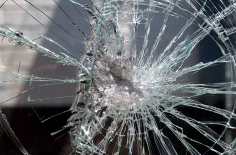 Стъклото нa Македонския клуб в Благоевград е било счупено снощи.