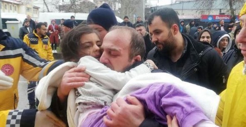 В Турция успяха да спасят затиснато под руините 5-годишно момиченце.