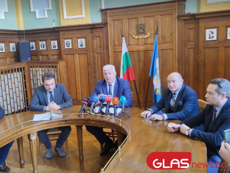 Кметът на Пловдив Здравко Димитров дава изявление по актуални теми.
