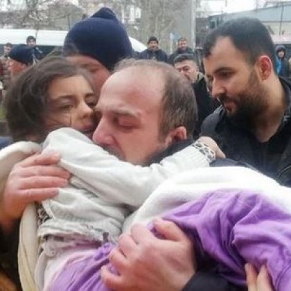 В Турция успяха да спасят затиснато под руините 5 годишно момиченце