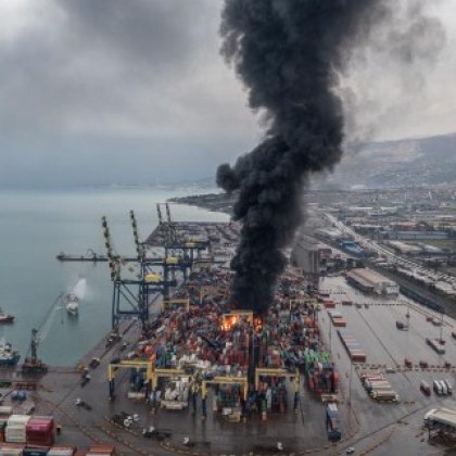 Силен пожар избухна в пристанището Искендерун в Турция след земетресението