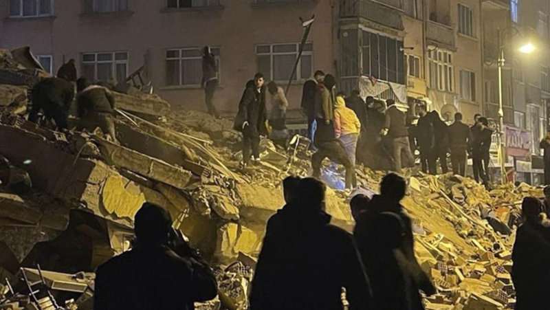 Смъртоносен трус уби стотици в Турция тази нощ ВИДЕО