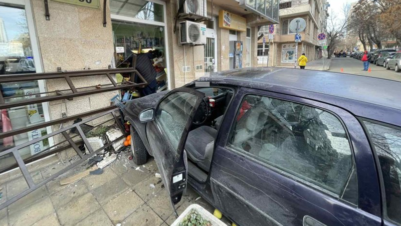 Лек автомобил се вряза в магазин в центъра на Бургас.