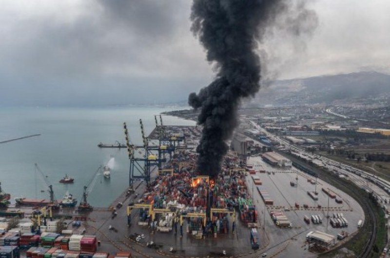 Силен пожар избухна в пристанището Искендерун в Турция след земетресението,